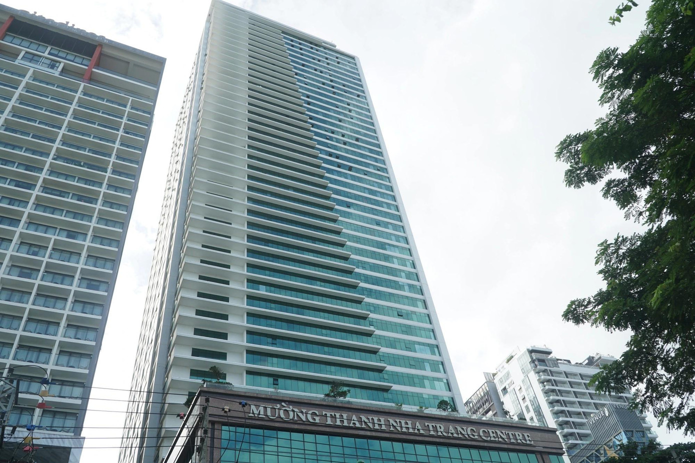 Nghị quyết cũng nêu rõ, đối với 11 dự án tại Khánh Hòa nhà đầu tư được tiếp tục thực hiện dự án phải thực hiện đầy đủ nghĩa vụ tài chính theo đúng quy định của pháp luật sau khi xác định lại giá đất, tính các khoản nghĩa vụ tài chính. Trường hợp sau khi rà soát mà dự án không đủ điều kiện tiếp tục thực hiện như các khoản trên thì thực hiện thu hồi đất để quản lý theo quy định của pháp luật hiện hành.