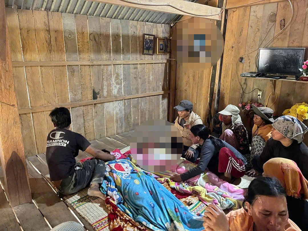 Người thân đau xót trước thi thể các nạn nhân.