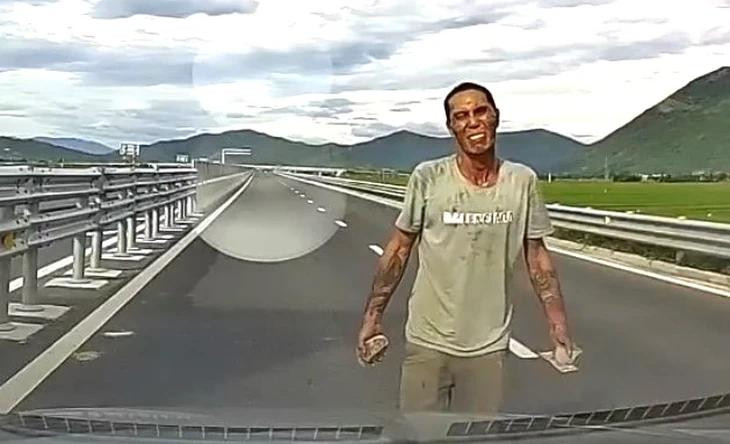 Người đàn ông cầm đá, chặn đầu xe trên cao tốc Vân Phong - Nha Trang: Ảnh cắt từ clip.