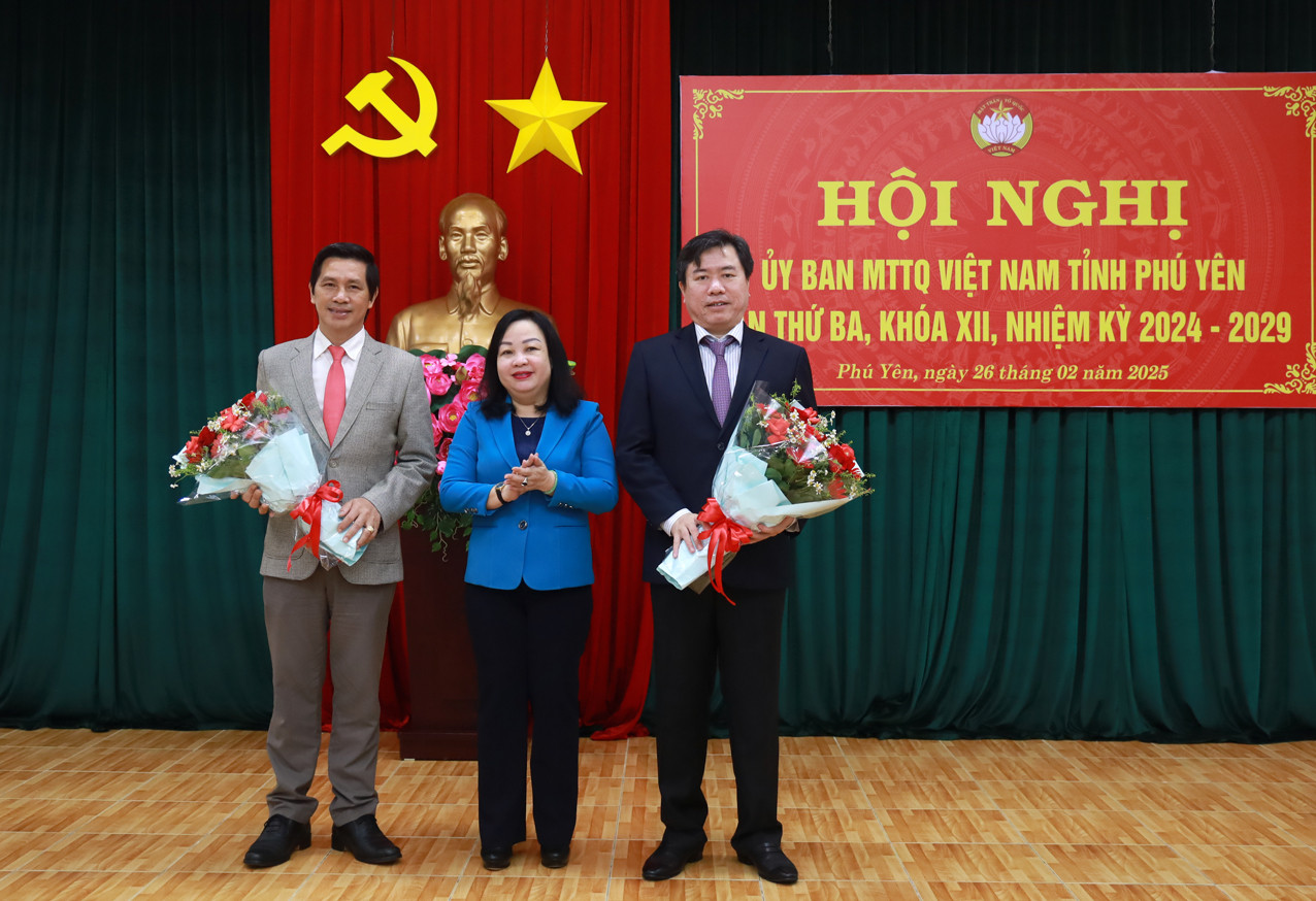 Bà Cao Thị Hòa An - Phó Bí thư Thường trực Tỉnh ủy, Chủ tịch HĐND tỉnh Phú Yên, chúc mừng ông Nguyễn Hữu Thế (ảnh phải) và ông Phạm Văn Bảy. Bà Cao Thị Hòa An - Phó Bí thư Thường trực Tỉnh ủy, Chủ tịch HĐND tỉnh Phú Yên, chúc mừng ông Nguyễn Hữu Thế (ảnh phải) và ông Phạm Văn Bảy.