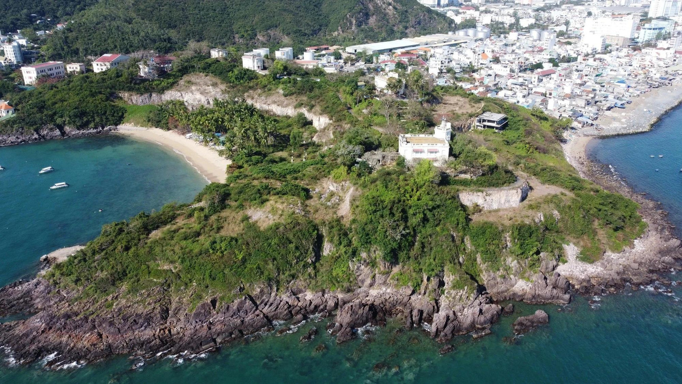 Lầu Bảo Đại nằm trên núi Cảnh Long hướng ra vịnh Nha Trang. Lầu Bảo Đại nằm trên núi Cảnh Long hướng ra vịnh Nha Trang.