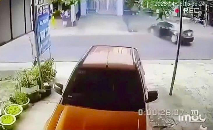 Ô tô màu đen mất lái chạy loạn xạ trên đường. Ảnh cắt từ clip.