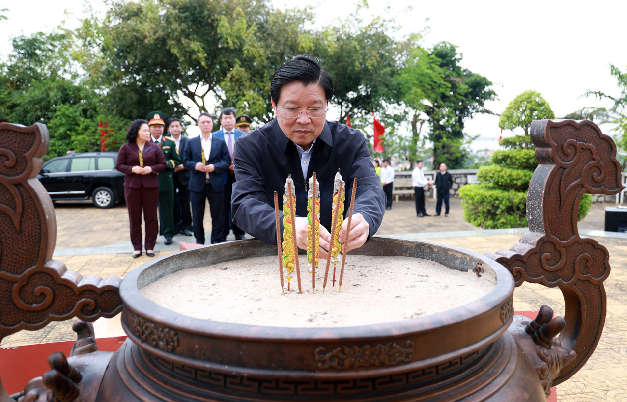 Trưởng ban Nội chính Trung ương Phan Đình Trạc dâng hương tại Đài liệt sỹ Núi Nhạn.