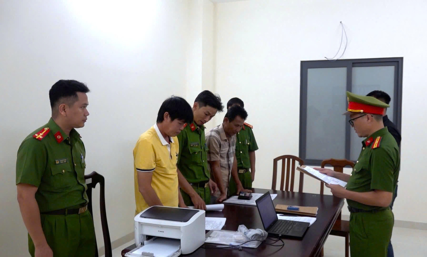 Công an đọc lệnh bắt ông Đạo và ông Tý.