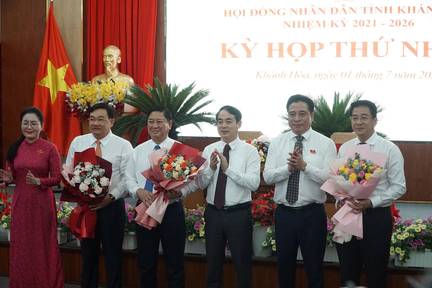 Bí thư Tỉnh uỷ, Thường trực HĐND tỉnh Khánh Hòa tặng hoa chúc mừng Chủ tịch và các Phó Chủ tịch UBND tỉnh. Bí thư Tỉnh uỷ, Thường trực HĐND tỉnh Khánh Hòa tặng hoa chúc mừng Chủ tịch và các Phó Chủ tịch UBND tỉnh.