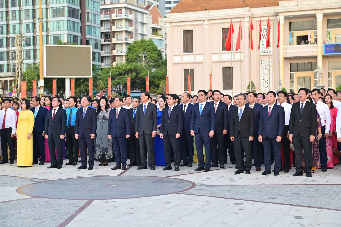 Các đại biểu lãnh đạo tỉnh Khánh Hòa tham dự lễ chào cờ. Các đại biểu lãnh đạo tỉnh Khánh Hòa tham dự lễ chào cờ.