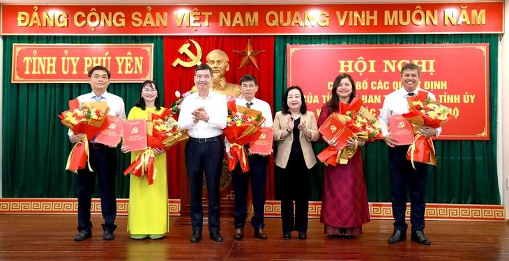 Lãnh đạo tỉnh Phú Yên tặng hoa chúc mừng các lãnh đạo Báo Phú Yên. Ảnh: Ngọc Thắng.
