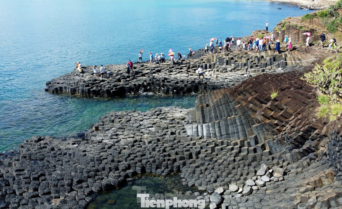 Ghềnh Đá Dĩa - tuyệt tác của thiên nhiên tại tỉnh Phú Yên. Ghềnh Đá Dĩa - tuyệt tác của thiên nhiên tại tỉnh Phú Yên.