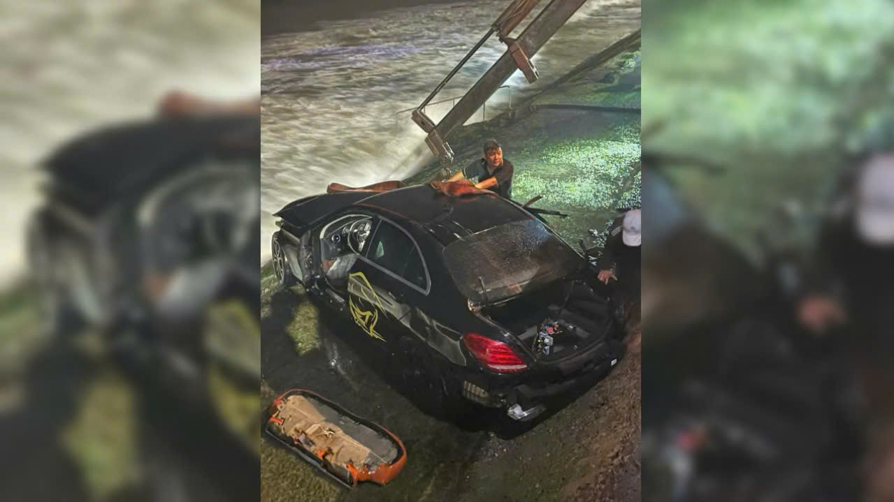 Lực lượng cứu hộ đang cẩu chiếc xe Mercedes khỏi biển. Nguồn: MXH.