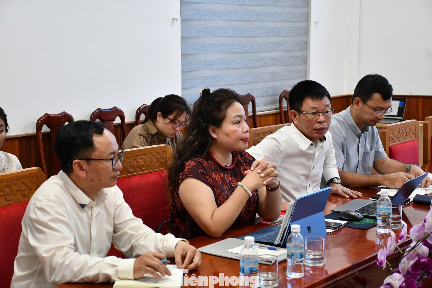 Nhà báo Phùng Công Sưởng - Tổng Biên tập Báo Tiền Phong (thứ 2 bên phải ảnh), phát biểu tại cuộc họp. Nhà báo Phùng Công Sưởng - Tổng Biên tập Báo Tiền Phong (thứ 2 bên phải ảnh), phát biểu tại cuộc họp.