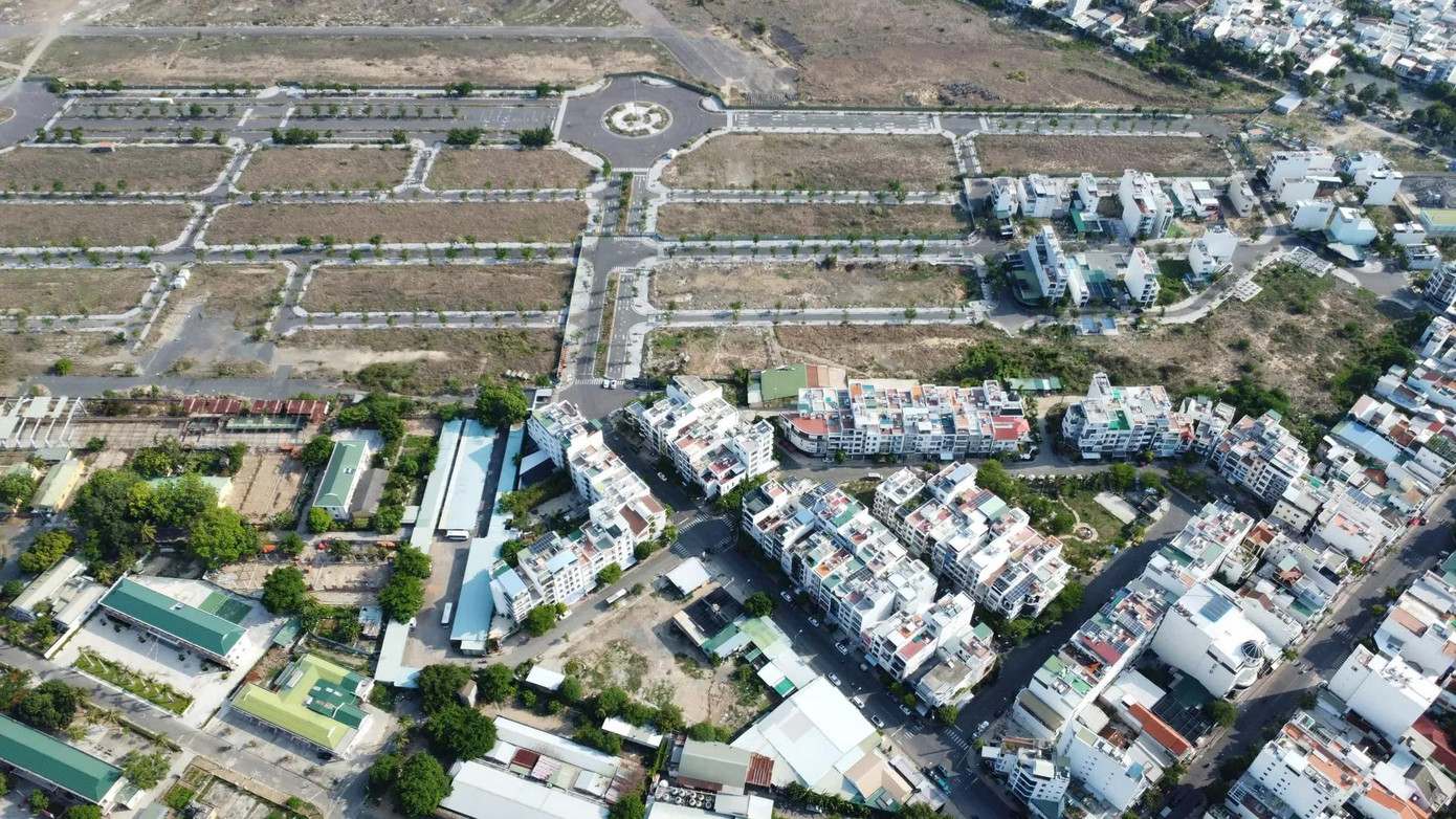 Theo hồ sơ, vào năm 2016, UBND tỉnh Khánh Hòa quyết định giao hơn 62 ha đất sân bay Nha Trang cũ cho Tập đoàn Phúc Sơn thực hiện dự án Trung tâm đô thị thương mại - dịch vụ - tài chính - du lịch Nha Trang mà không qua đấu giá đất để hoàn vốn cho ba dự án BT về giao thông gồm: Đường vành đai kết nối nút giao thông Ngọc Hội; nút giao Ngọc Hội và các tuyến đường, các nút giao thông kết nối khu sân bay Nha Trang cũ.