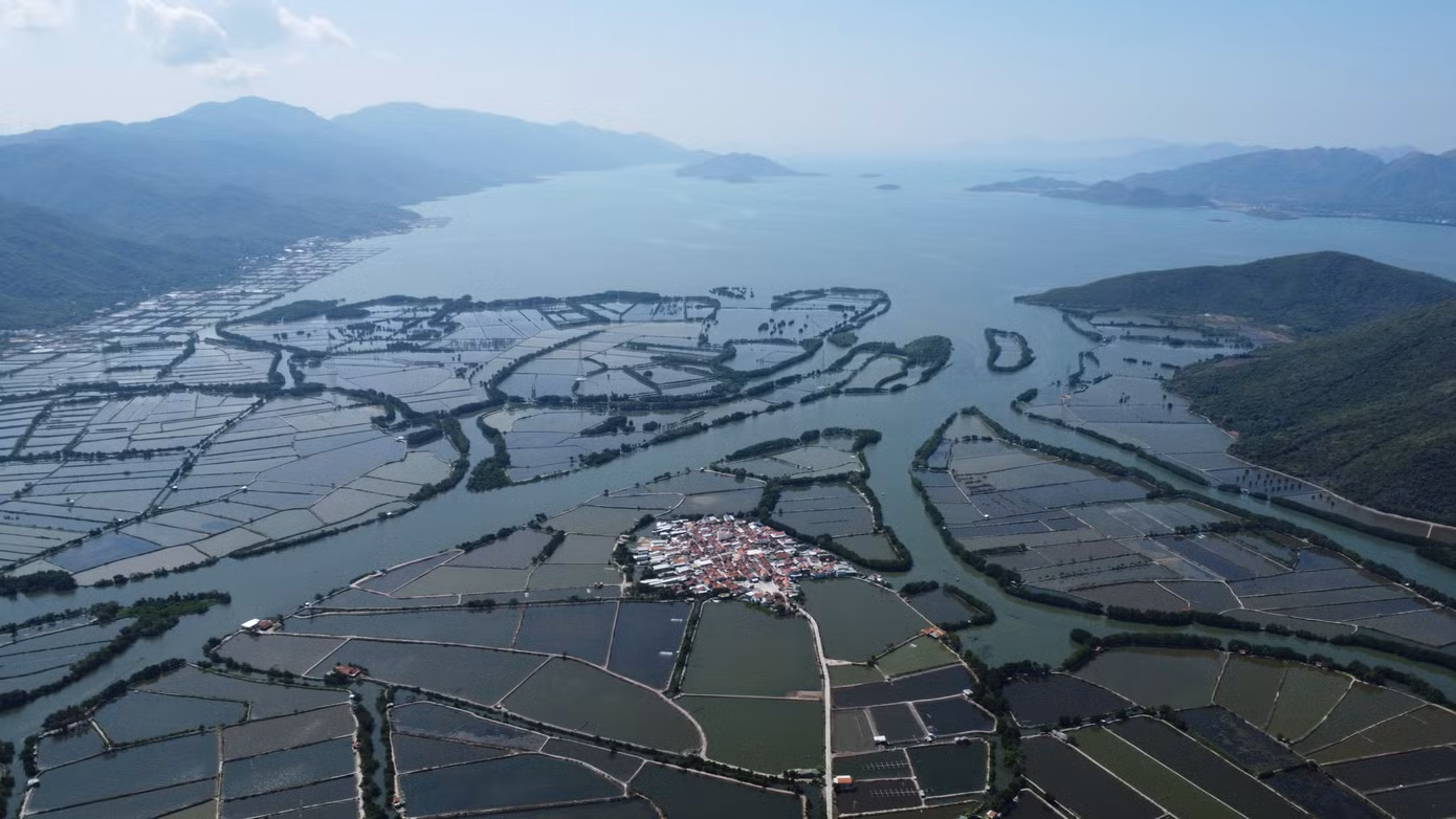 Làng Hà Liên, nay là tổ dân phố Hà Liên, thuộc phường Ninh Hà, thị xã Ninh Hòa, cách TP Nha Trang khoảng 30 km về hướng Bắc. Làng là nơi duy nhất tại thị xã Ninh Hòa nằm giữa đầm Nha Phu, xung quanh được bao bọc bởi những hồ nuôi thủy sản của người dân địa phương.