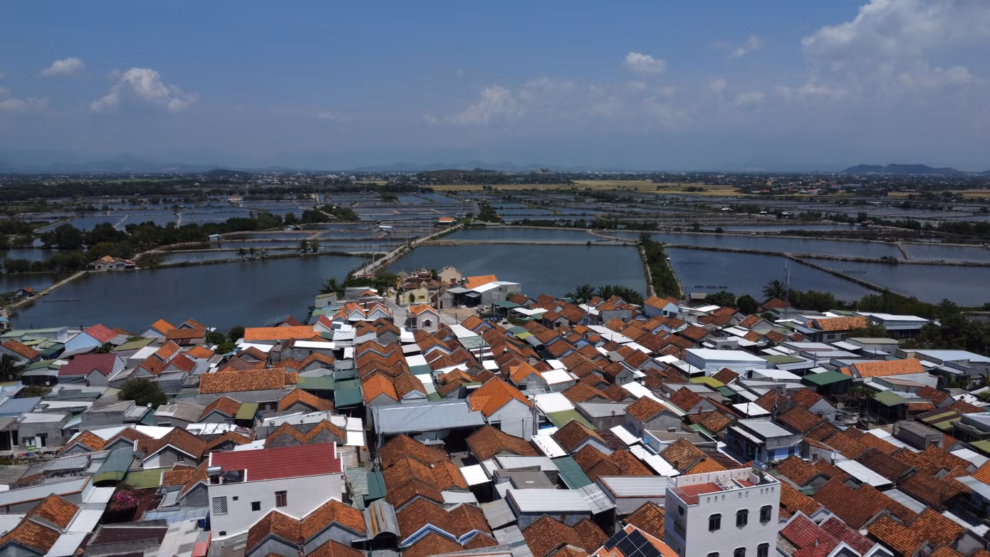 Du khách đến đây có thể khám phá đời sống người dân bản địa và trải nghiệm như chèo thuyền ra đầm Nha Phu bắt tôm, cua, câu cá...