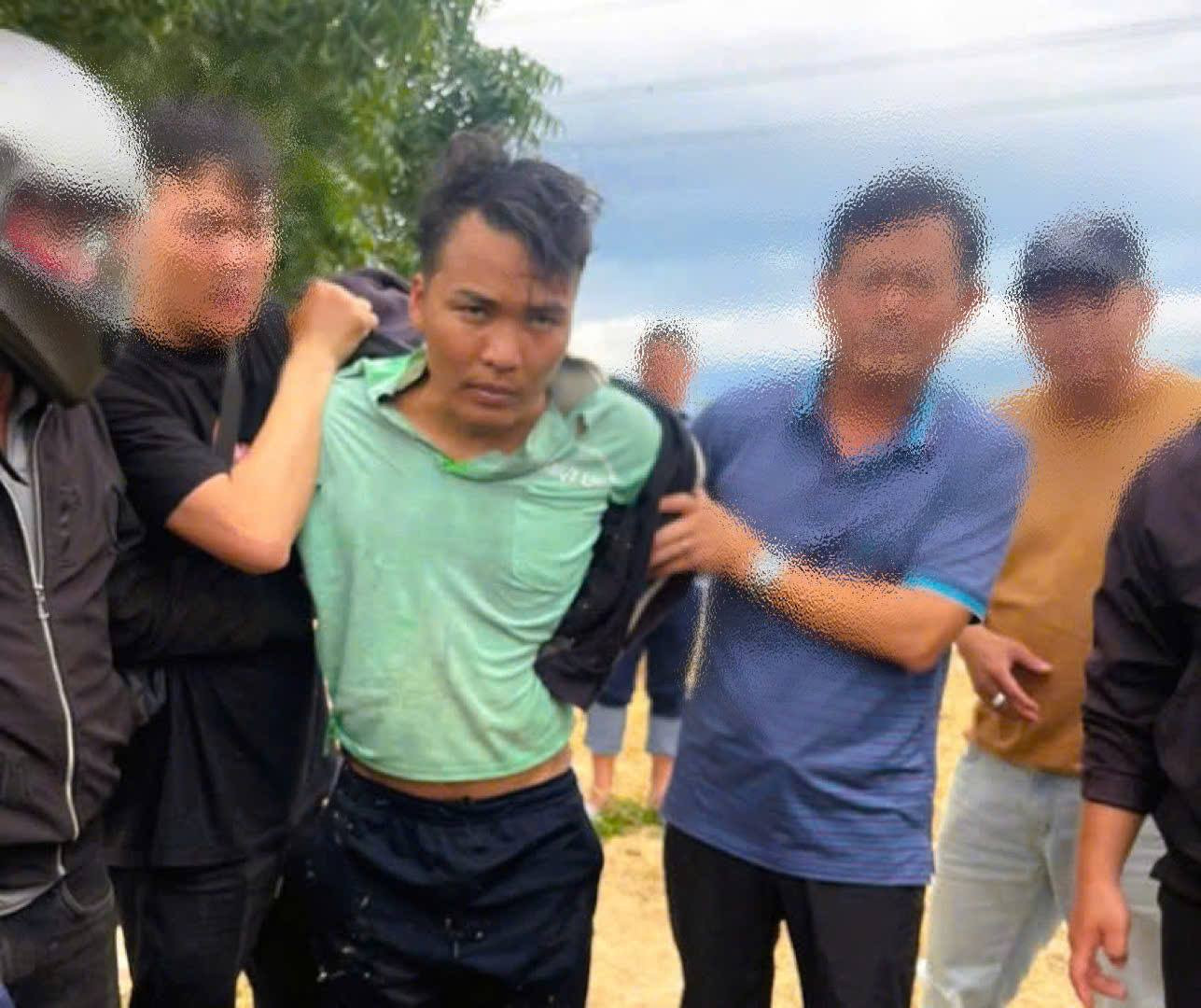 Lê Văn Duy Khánh bị lực lượng công an bắt giữ. Ảnh: Tiến Quân. Lê Văn Duy Khánh bị lực lượng công an bắt giữ. Ảnh: Tiến Quân.