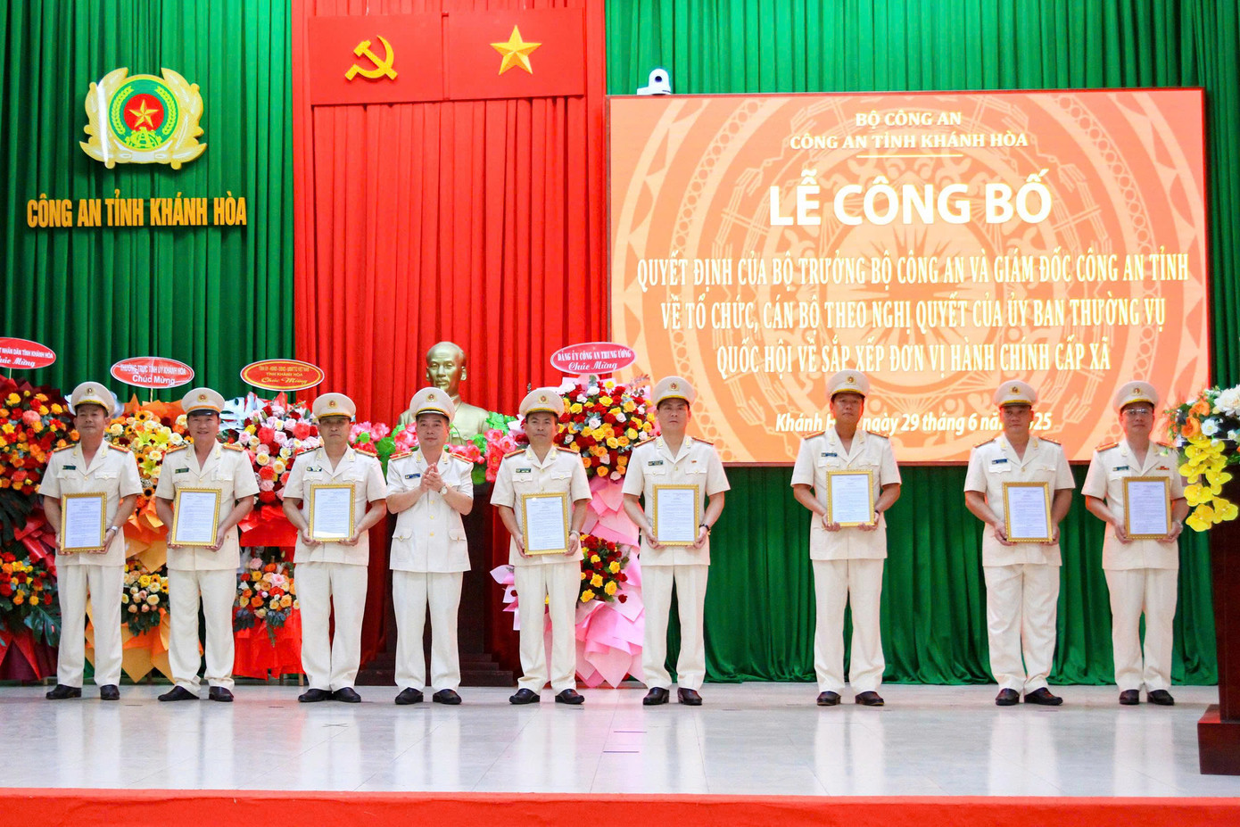 Thiếu tướng Nguyễn Hữu Phước trao quyết định của Bộ trưởng Công an về bố trí các Phó Giám đốc Công an tỉnh Khánh Hòa.