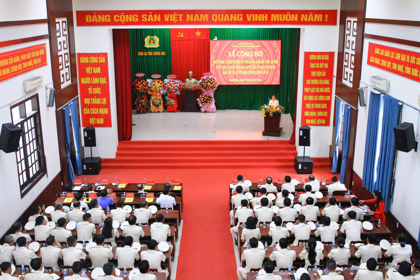 Lễ công bố về công tác cán bộ tại Công an tỉnh Khánh Hòa.