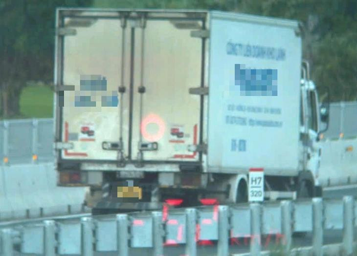 Xe tải chạy dưới tốc độ tối thiểu trên cao tốc Vân Phong - Nha Trang. Ảnh: CSGT cung cấp Xe tải chạy dưới tốc độ tối thiểu trên cao tốc Vân Phong - Nha Trang. Ảnh: CSGT cung cấp