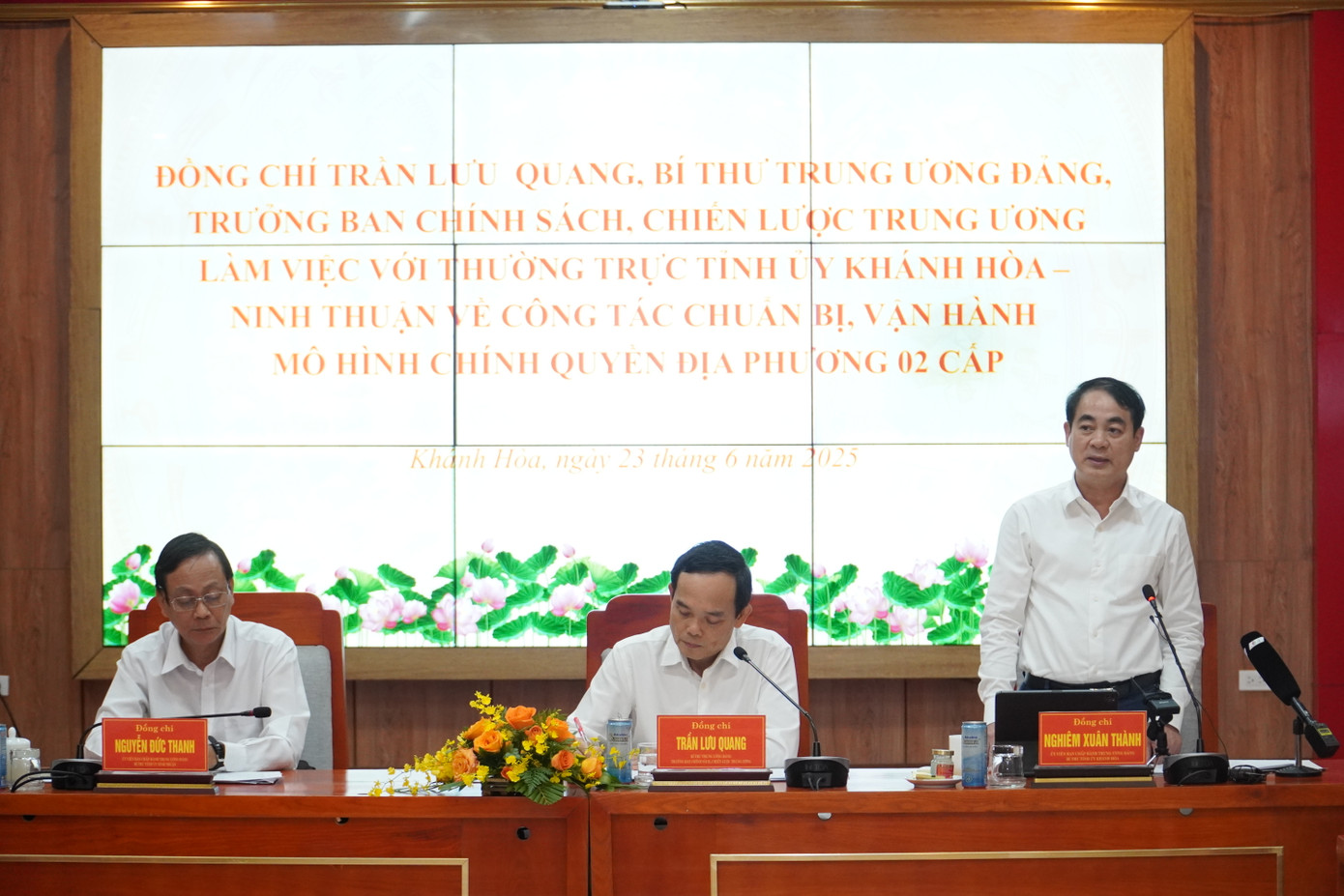 Ông Nghiêm Xuân Thành - Bí thư Tỉnh ủy Khánh Hòa (người đứng), phát biểu tại buổi làm việc. Ông Nghiêm Xuân Thành - Bí thư Tỉnh ủy Khánh Hòa (người đứng), phát biểu tại buổi làm việc.