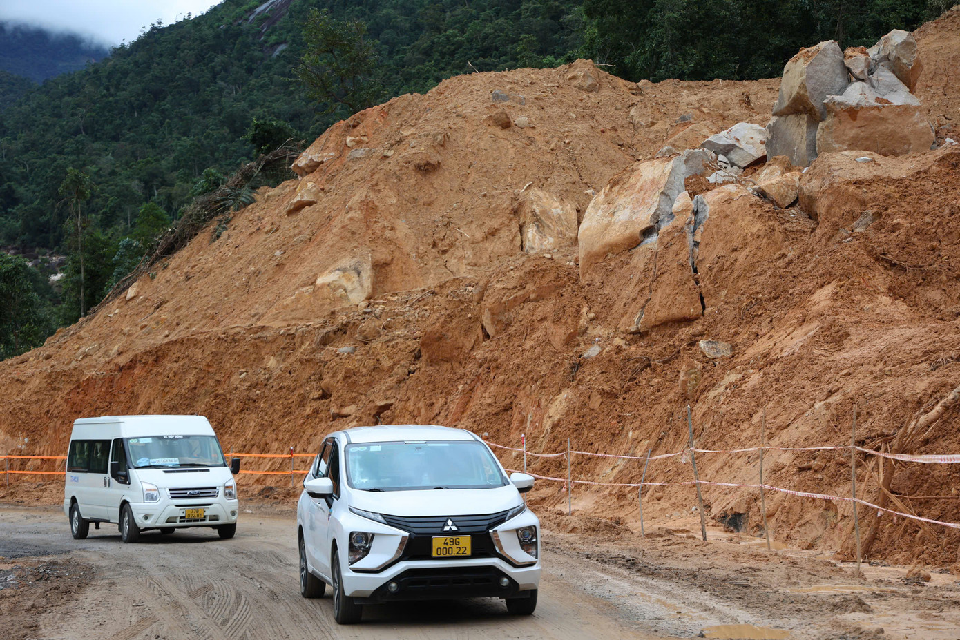 Đèo Khánh Lê được thông xe 2 làn 24/24h từ 17h ngày 30/12.