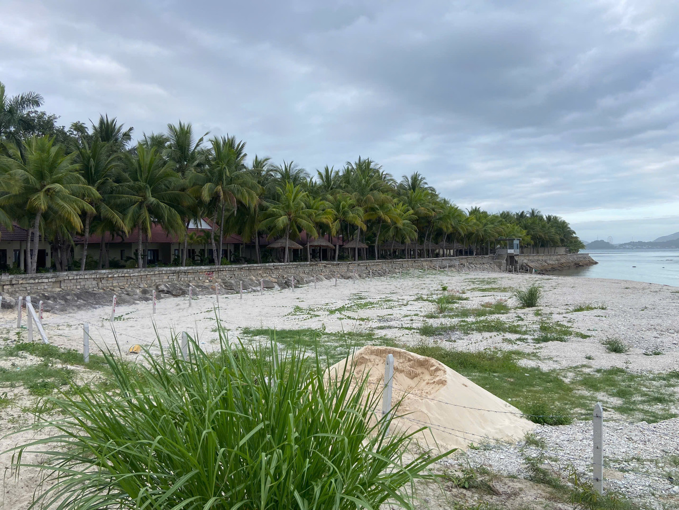 Cọc bê tông cùng dây thép gai quay kín bờ biển. Cọc bê tông cùng dây thép gai quay kín bờ biển.