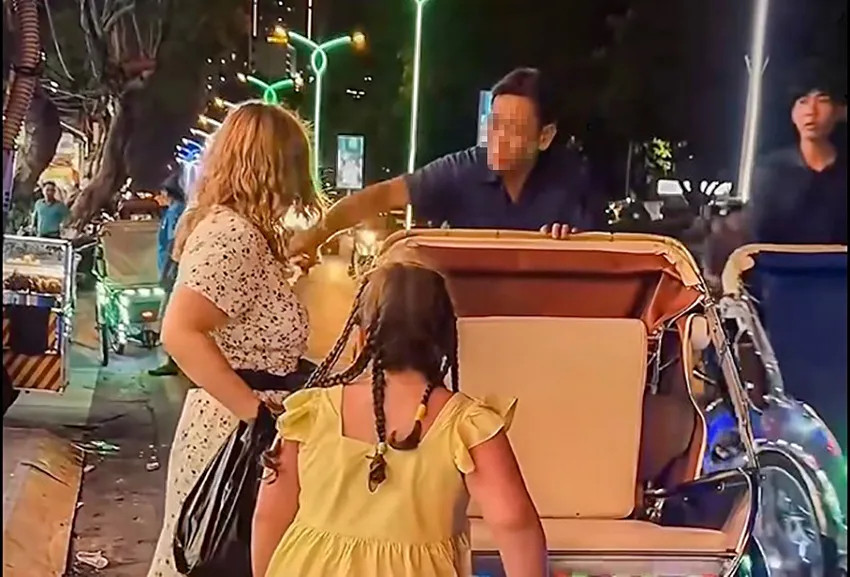 Người lái xích lô giật xấp tiền trên tay du khách nước ngoài.