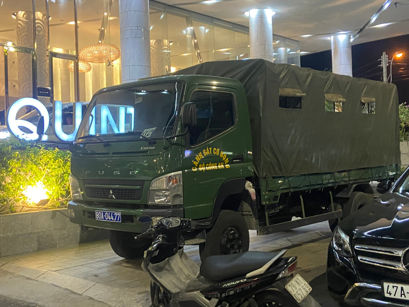 Xe Cảnh sát cơ động của Bộ Công an đậu trước khách sạn.