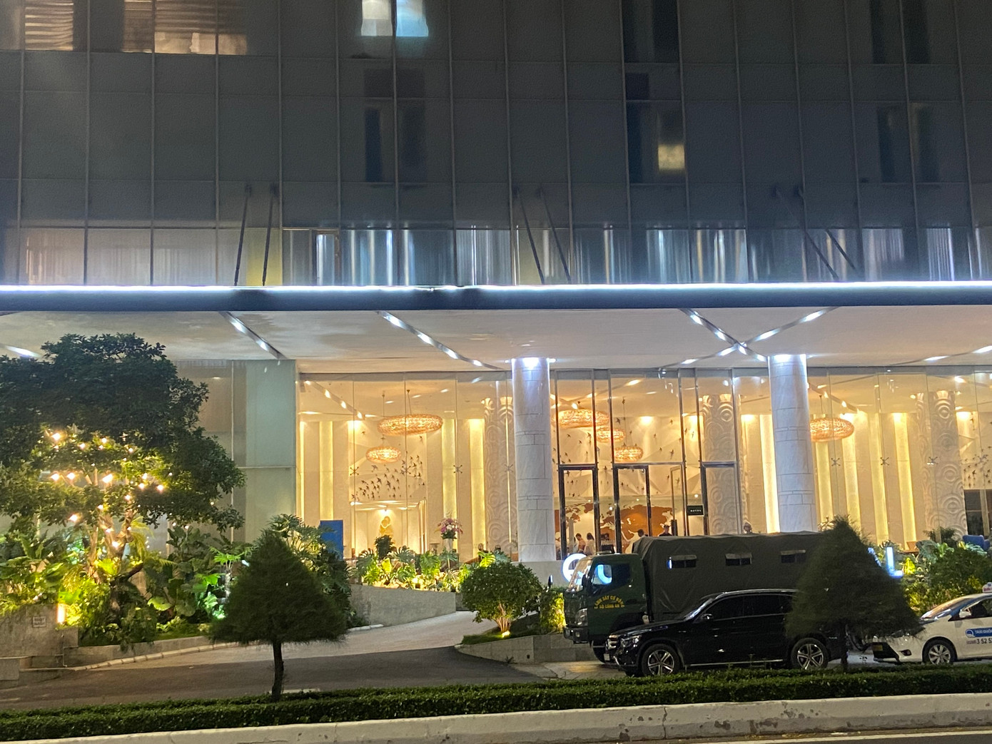 Việc khám xét diễn ra trong nhiều giờ đồng hồ.