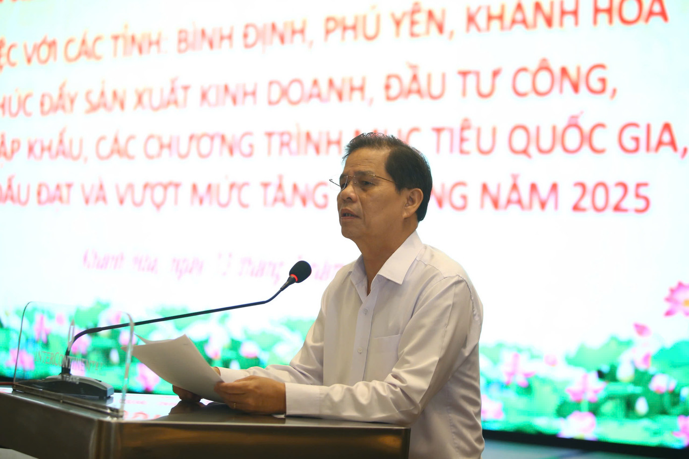 Ông Nguyễn Tấn Tuân - Chủ tịch UBND tỉnh Khánh Hòa, phát biểu tại buổi làm việc.