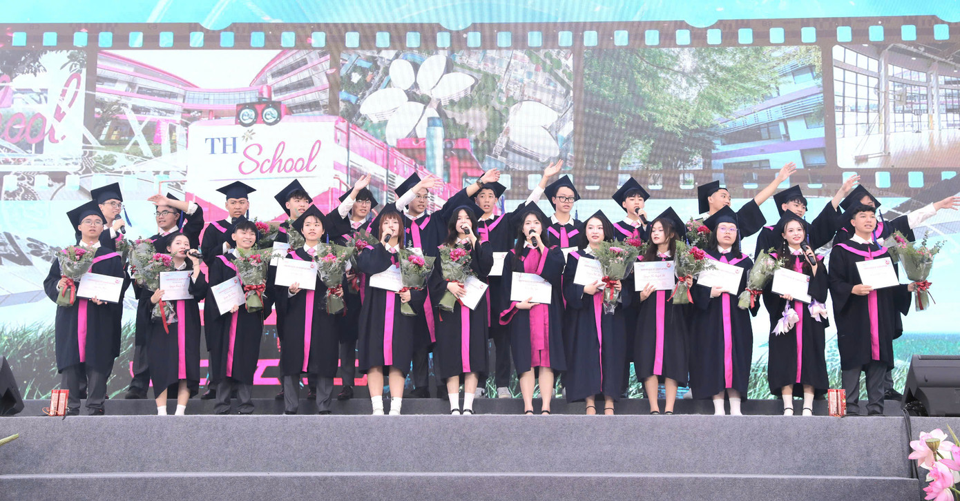 Học sinh khóa đầu tiên TH School Vinh nhận hoa và chứng chỉ tốt nghiệp trong niềm vui rạng rỡ