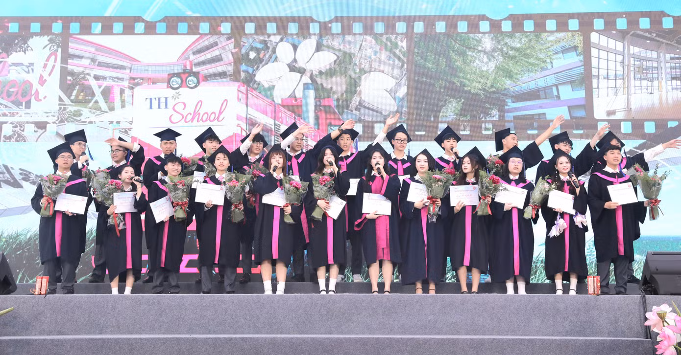 Học sinh khóa đầu tiên TH School Vinh nhận hoa và chứng chỉ tốt nghiệp trong niềm vui rạng rỡ