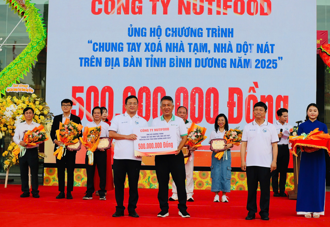 Ông Trần Thanh Sơn - Giám đốc Nhà máy Bình Dương đại diện Nutifood trao bảng tượng trưng cho ông Võ Văn Minh - Chủ tịch tỉnh Bình Dương Ông Trần Thanh Sơn - Giám đốc Nhà máy Bình Dương đại diện Nutifood trao bảng tượng trưng cho ông Võ Văn Minh - Chủ tịch tỉnh Bình Dương