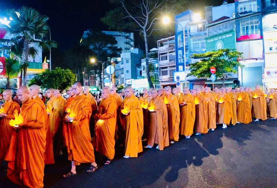 Chư Tôn đức giáo phẩm, đại biểu quốc tế, cùng đông đảo Tăng Ni, Phật tử và nhân dân trong lễ diễu hành từ Tổ đình Ấn Quang đến Việt Nam Quốc Tự. Ảnh: GHPG