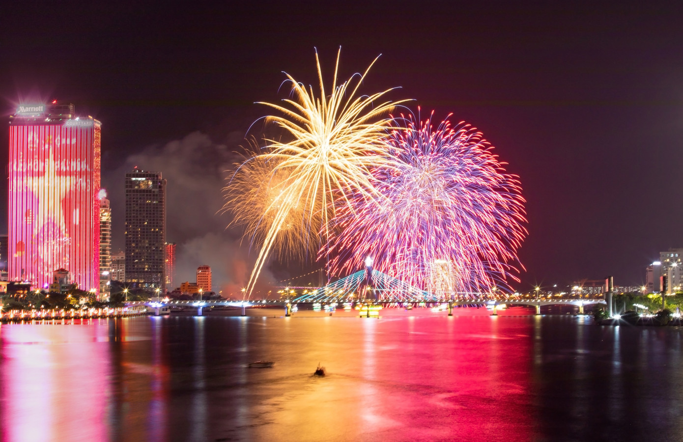 Khoảnh khắc pháo hoa rực rỡ được thu trọn từ khách sạn quốc tế giữa lòng Đà Nẵng Khoảnh khắc pháo hoa rực rỡ được thu trọn từ khách sạn quốc tế giữa lòng Đà Nẵng