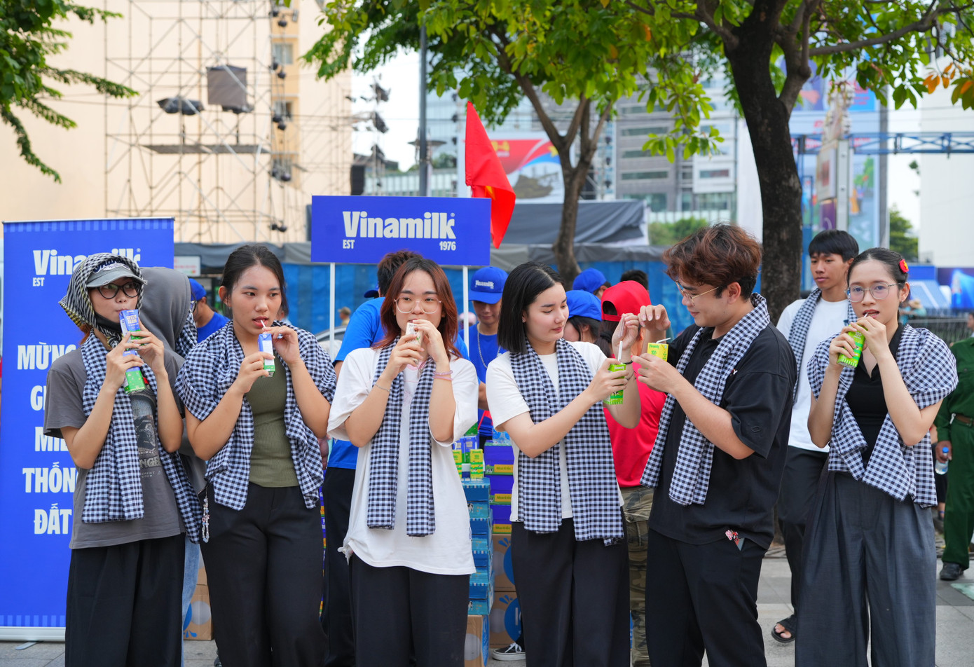 Người dân dù lứa tuổi nào, thế hệ, nghề nghiệp nào cũng đều hòa mình hân hoan kỷ niệm ngày đại thắng, thống nhất non sông. Thu Thảo (24 tuổi, ngụ TP.HCM) cho biết đây là lần đầu tiên được đón mừng dịp lễ lớn như vậy, cảm giác “cắm trại” giữa biển người, ai cũng chung một niềm vui, tự hào về đất nước khiến cô càng cảm thấy rõ nét hơn tinh thần dân tộc, tình yêu nước để trưởng thành và có trách nhiệm hơn với quê hương.