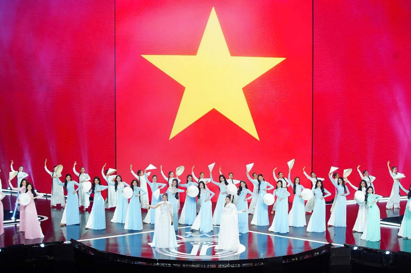 Phần trình diễn áo dài không chỉ thể hiện bản sắc dân tộc mà còn tôn dáng mềm mại nhờ nội y áo dài tinh tế Cre: Hoa hậu Việt Nam