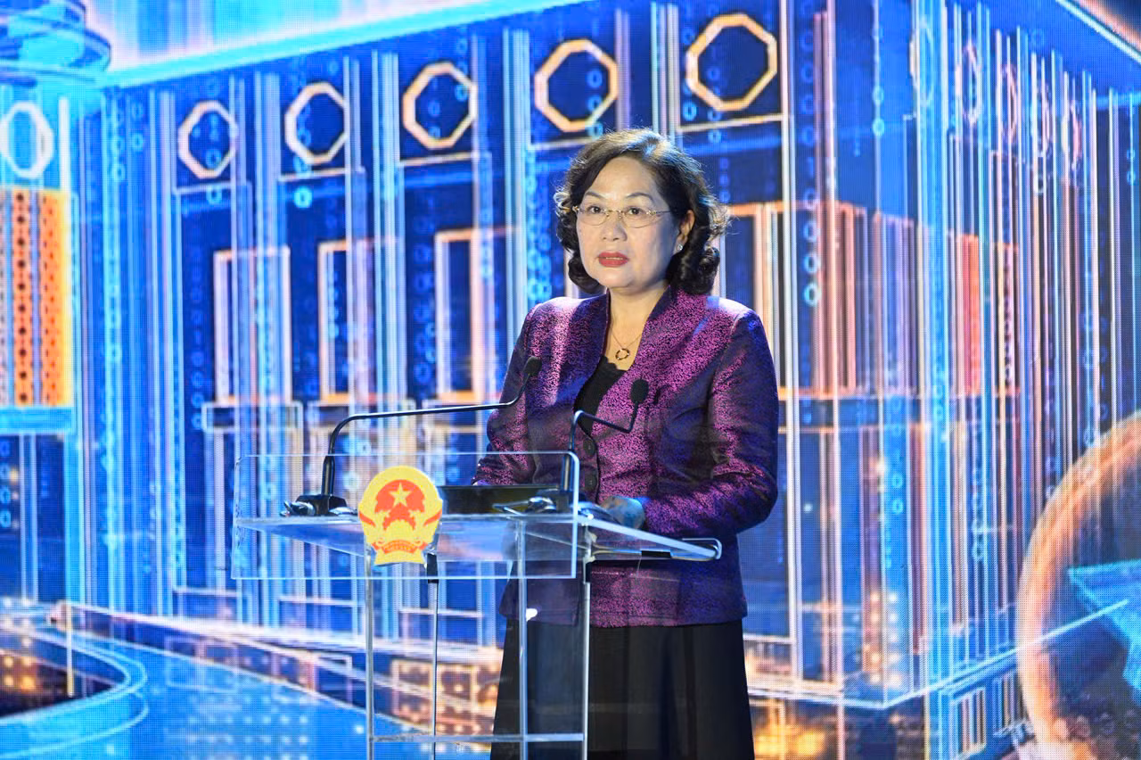 Thống đốc Nguyễn Thị Hồng - Ủy viên Ban Chấp hành Trung ương Đảng, Trưởng Ban Chỉ đạo chuyển đổi số ngành Ngân hàng phát biểu tại Hội nghị