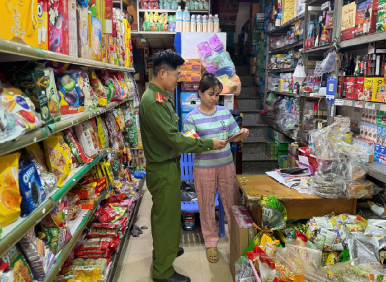 Cảnh sát PCCC&amp;CNCH hướng dẫn người dân đảm bảo an toàn PCCC