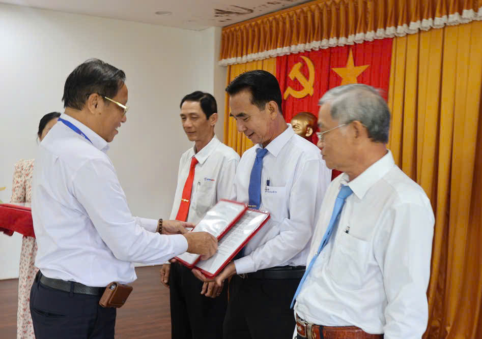 Ông Lê Hoàng Thắng – Giám đốc Công ty Điện lực Hậu Giang trao Quyết định thành lập thí điểm Đội Quản lý điện Vị Thủy trực thuộc Công ty Điện lực Hậu Giang