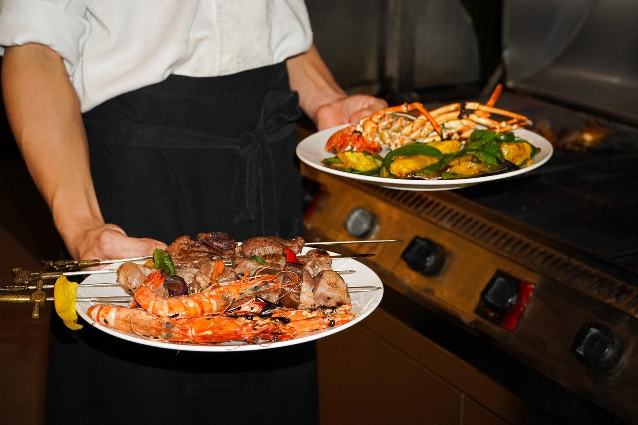 Khám phá đại tiệc nướng cuối tuần tự chọn Flame Feast, nơi ẩm thực thăng hoa trong không gian tinh tế, ấm cúng của nhà hàng The Market.