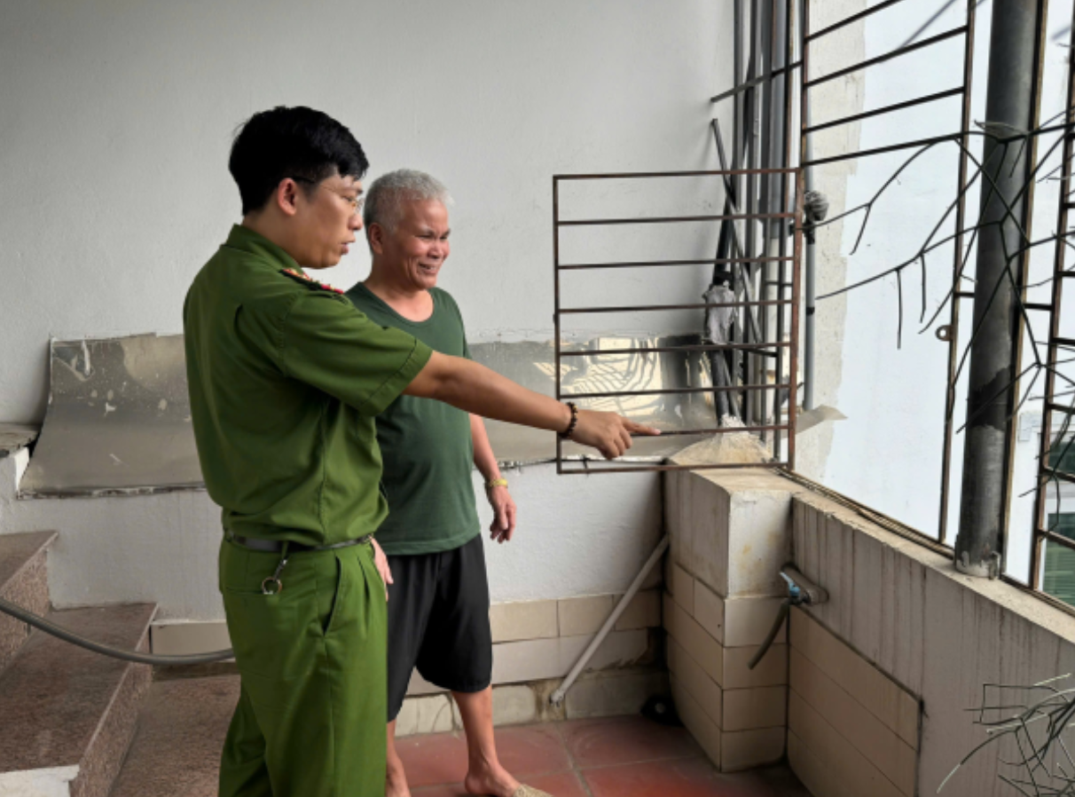 Cảnh sát PCCC&amp;CNCH hướng dẫn người dân mở lối thoát nạn thứ hai trên địa bàn huyện Gia Lâm