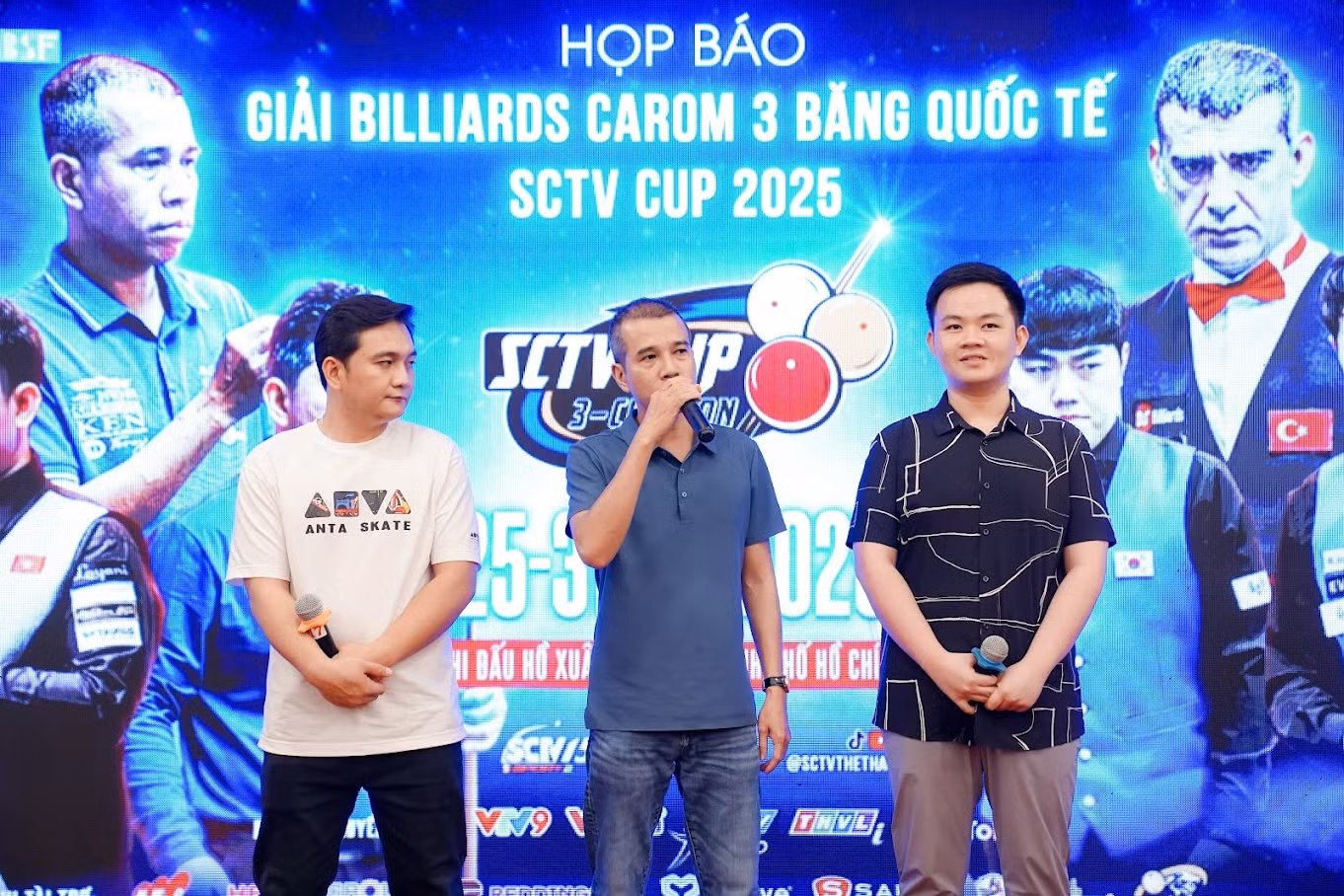 Bao Phương Vinh (phải), Trần Quyết Chiến (giữa) cùng Trần Thanh Lực háo hức chờ so tài ở giải billiards carom 3 băng quốc tế SCTV Cup 2025