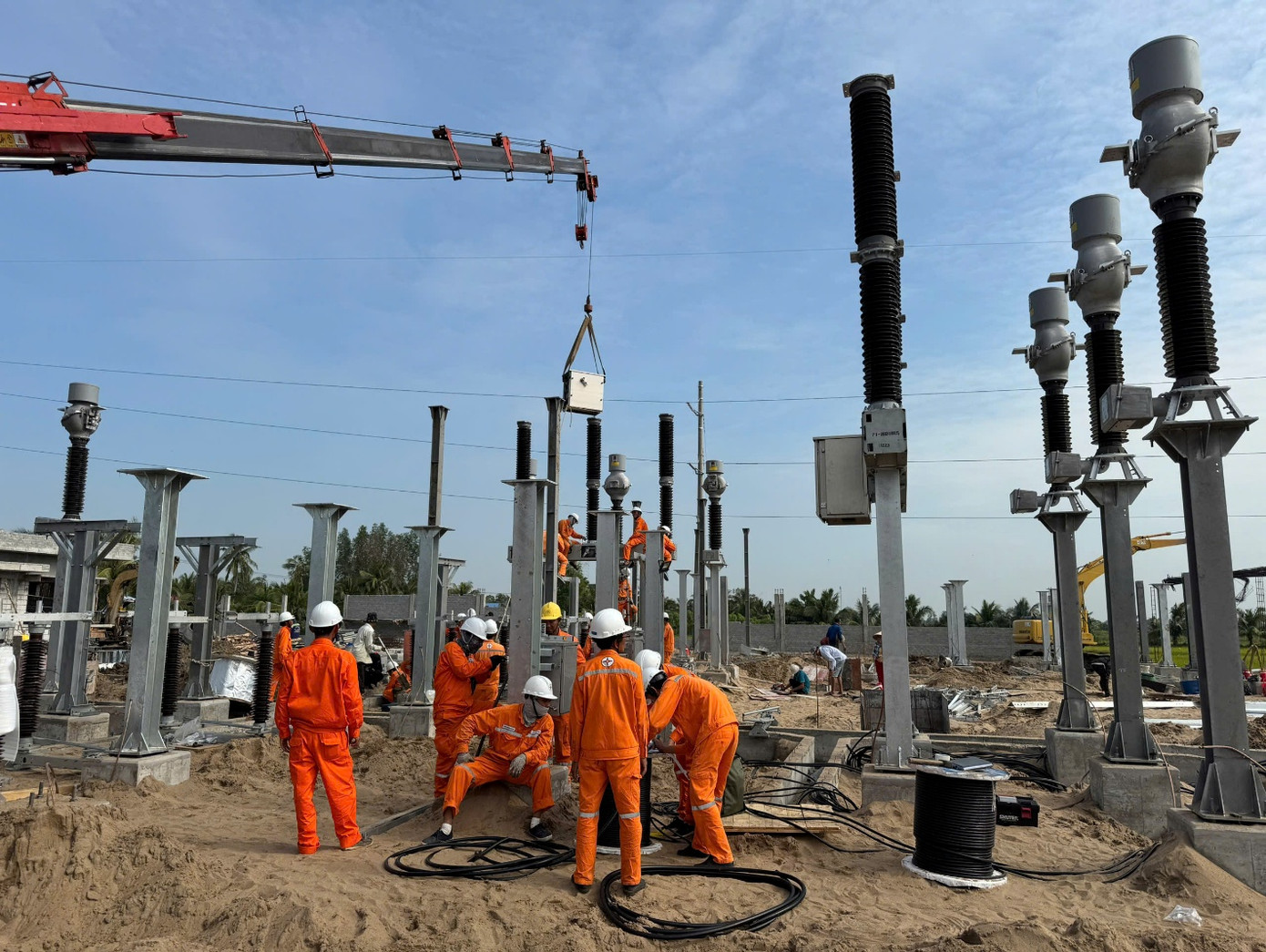 Công nhân Công ty Điện lực Kiên Giang gấp rút thi công để đóng điện công trình Trạm 110kV U Minh Thượng và Đường dây 110kV NR đấu nối trạm 110kV U Minh Thượngg trước thềm tết Ất Tỵ 2025