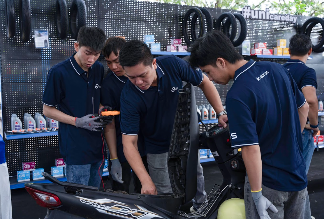 Đội ngũ kỹ thuật giàu kinh nghiệm từ GS Việt Nam đang kiểm tra xe tại chương trình