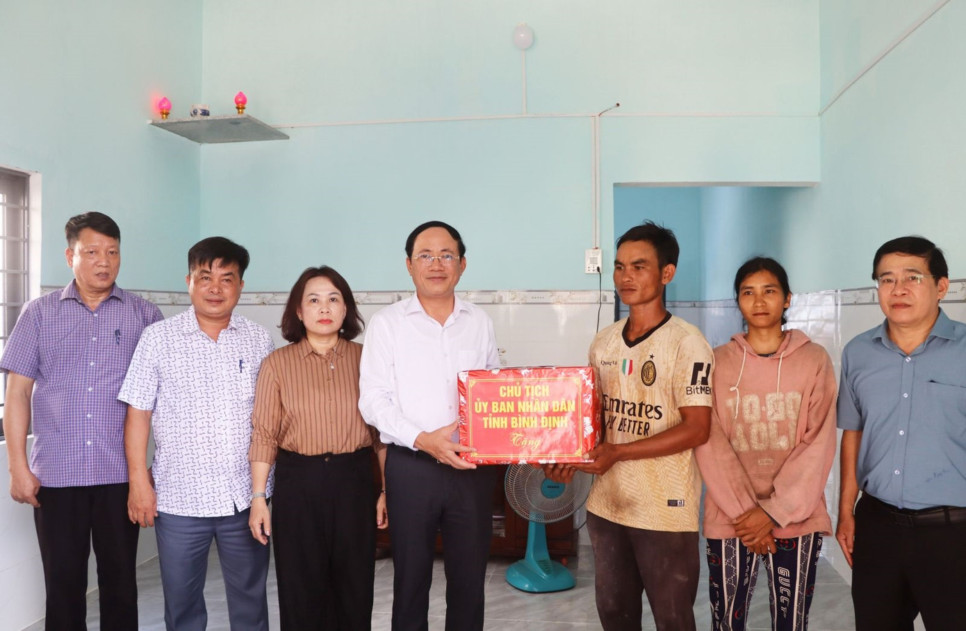 Lãnh đạo tỉnh Bình Định chúc mừng người dân trong căn nhà mới