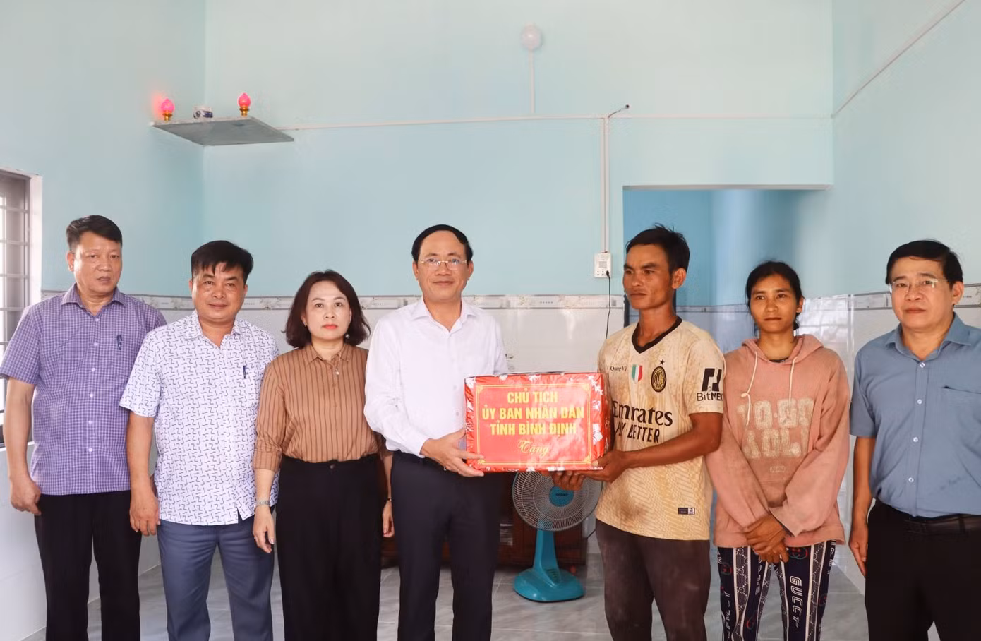 Lãnh đạo tỉnh Bình Định chúc mừng người dân trong căn nhà mới