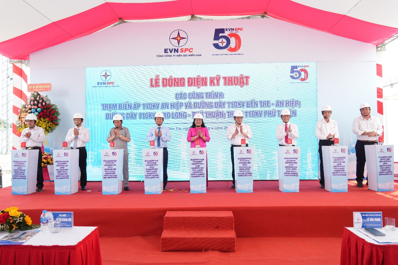 Lãnh đạo tỉnh Bến Tre và lãnh đạo EVNSPC thực hiện nghi thức đóng điện kỹ thuật các công trình 110kV tại Bến Tre sáng 29/4/2025