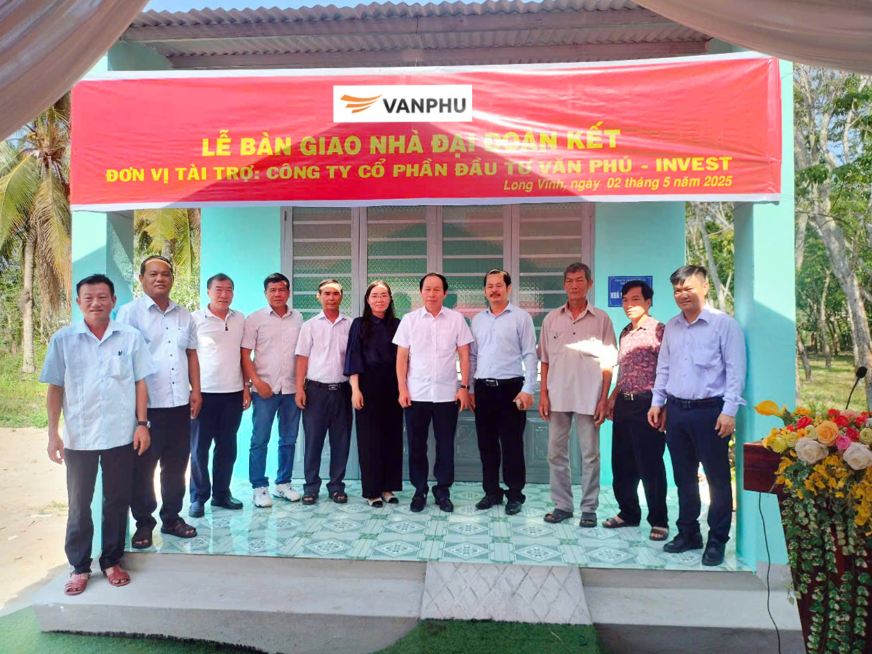 Đồng chí Lê Tiến Châu - Uỷ viên Trung ương Đảng, Bí thư Thành uỷ, Trưởng đoàn Đại biểu Quốc hội thành phố Hải Phòng (thứ 5 từ phải sang) chụp hình lưu niệm cùng đại diện Văn Phú – Invest và Cán bộ xã Long Vĩnh tại chương trình trao tặng nhà Đại đoàn kết Đồng chí Lê Tiến Châu - Uỷ viên Trung ương Đảng, Bí thư Thành uỷ, Trưởng đoàn Đại biểu Quốc hội thành phố Hải Phòng (thứ 5 từ phải sang) chụp hình lưu niệm cùng đại diện Văn Phú – Invest và Cán bộ xã Long Vĩnh tại chương trình trao tặng nhà Đại đoàn kết