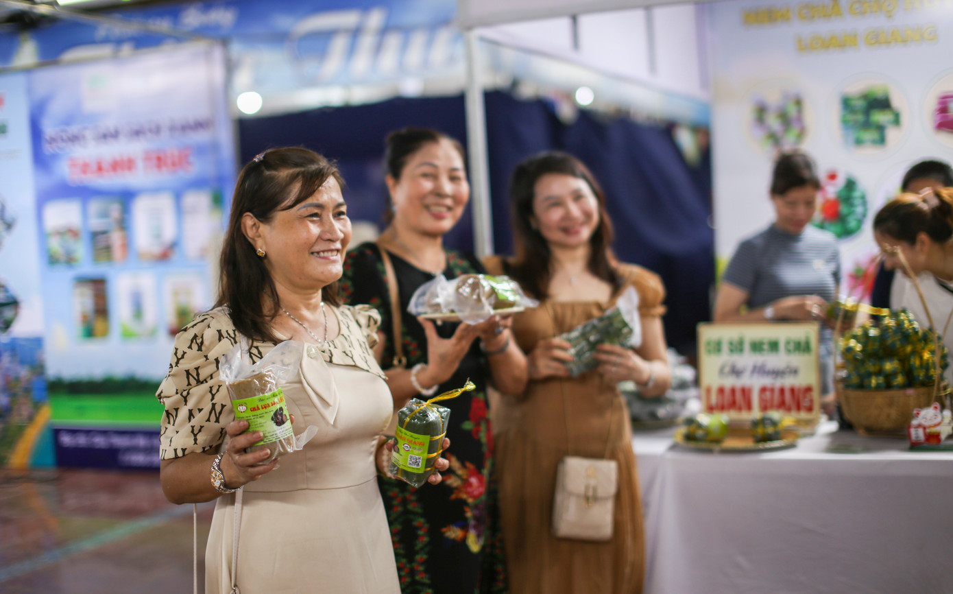 Người dân, du khách tham quan, mua hàng tại khu trưng bày