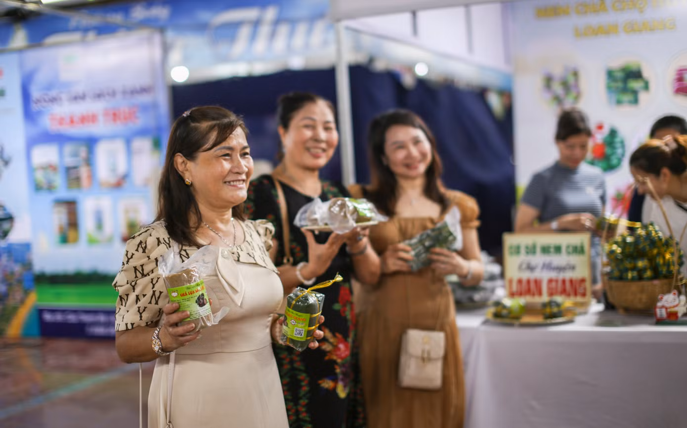 Người dân, du khách tham quan, mua hàng tại khu trưng bày