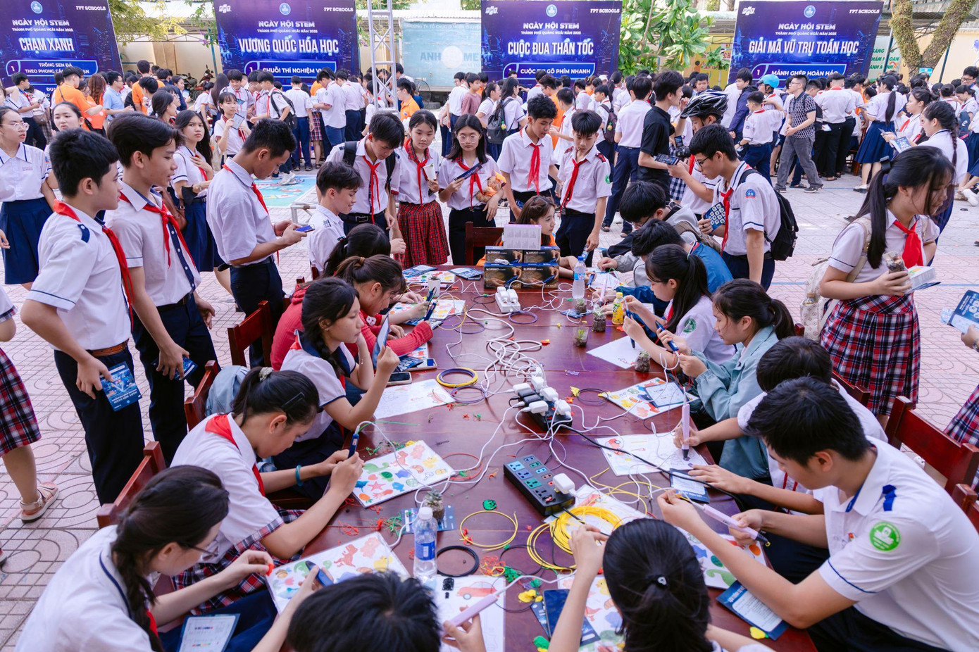 Học sinh trải nghiệm vẽ bằng bút in 3D